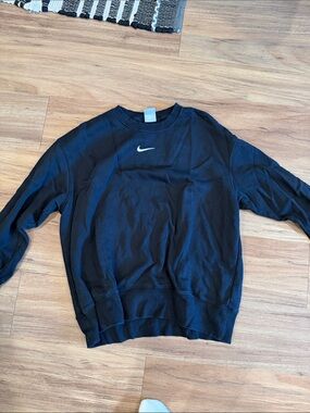 Nike women’s  Black Crewneck Sweatshirt